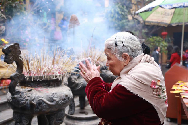 Hà Nội: Người dân đổ xô đến các chùa cầu an, mua muối lấy may mắn đầu năm Hà Nội: Người dân đổ xô đến các chùa cầu an, mua muối lấy may mắn đầu năm